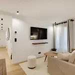 Chic Parisian Retreat 2-Bedroom Apartment In The Vibrant 10Th Arrond