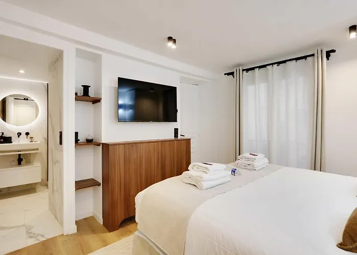 Chic Parisian Retreat 2-Bedroom Apartment In The Vibrant 10Th Arrond