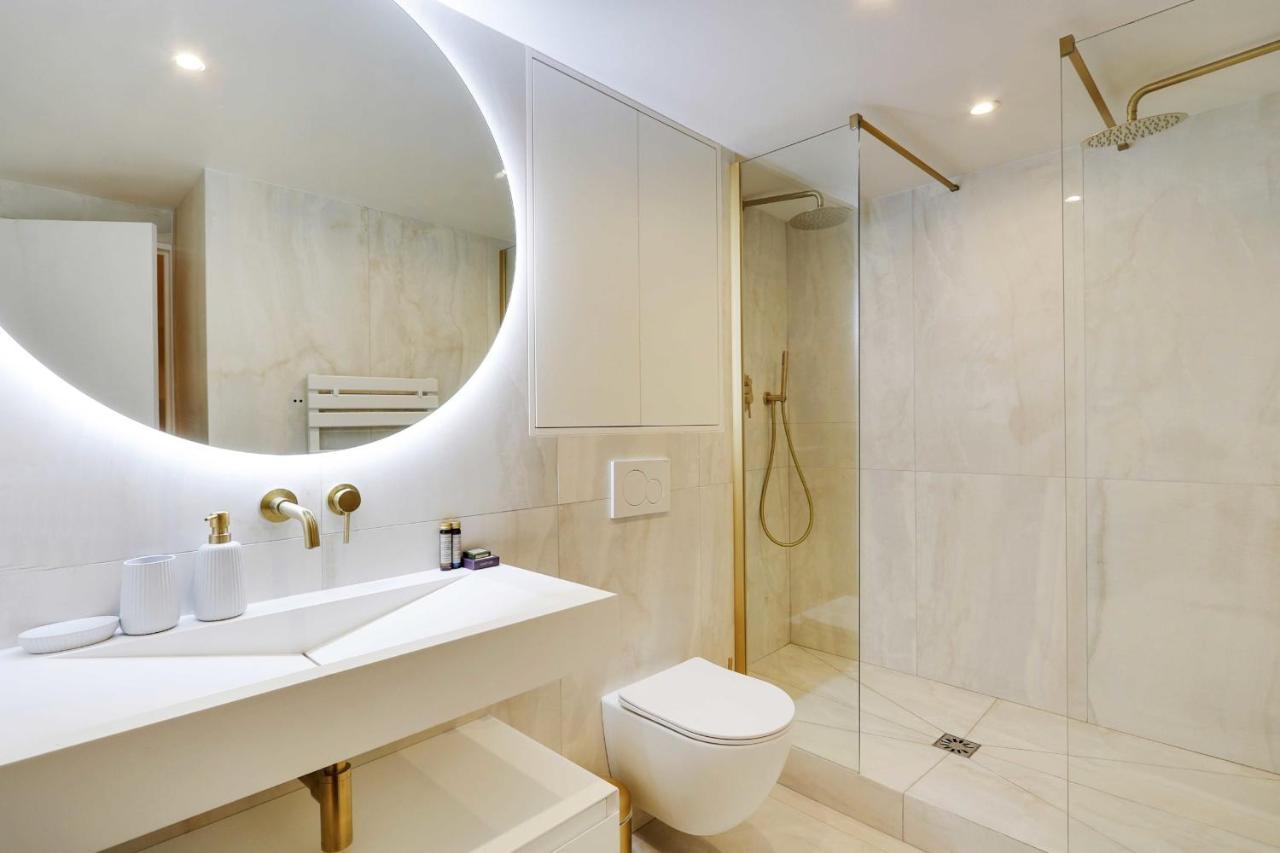 Chic Parisian Retreat 2-bedroom In The Vibrant 10th Arrond * Parijs