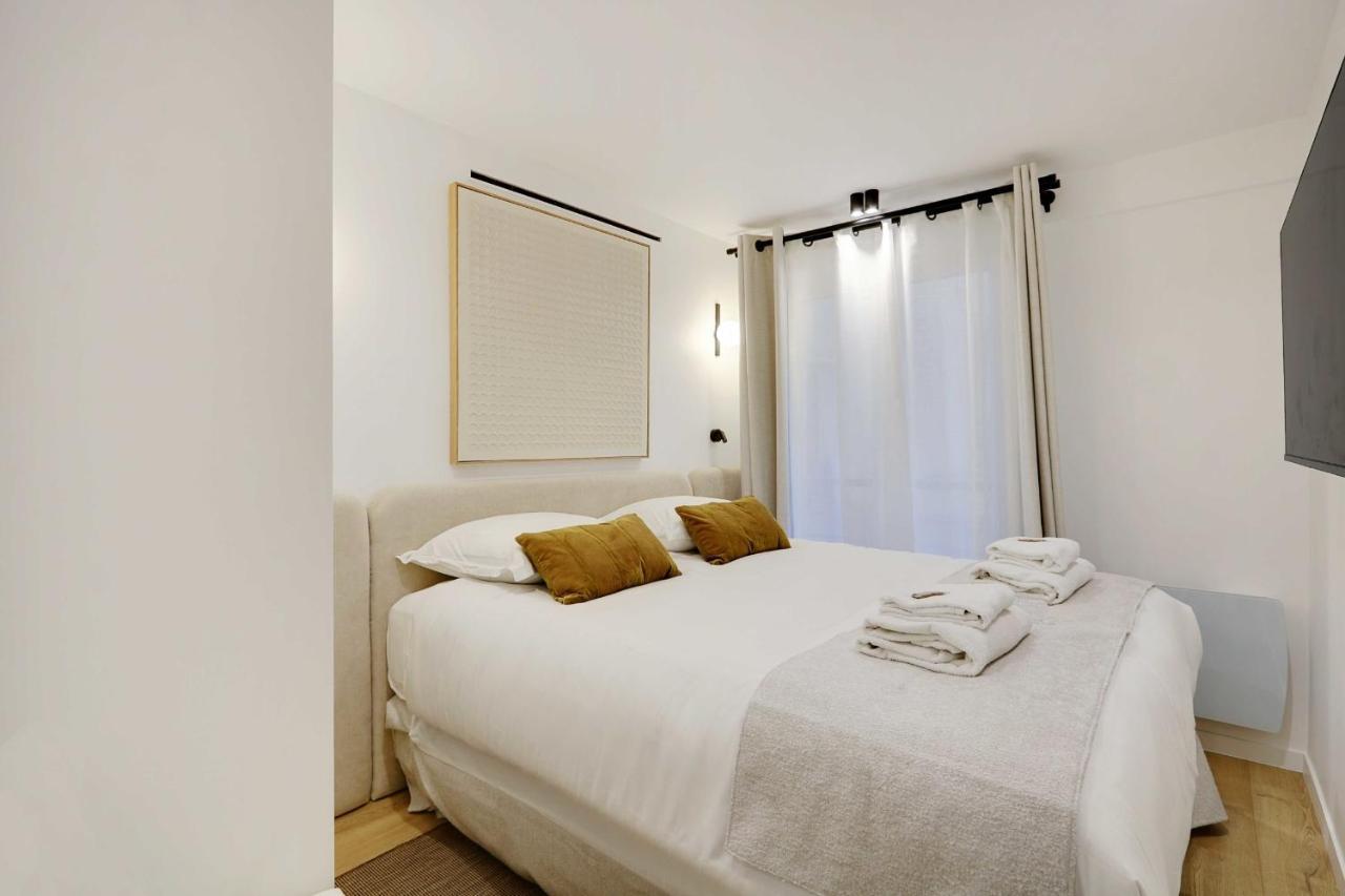 Chic Parisian Retreat 2-bedroom In The Vibrant 10th Arrond Appartement Parijs